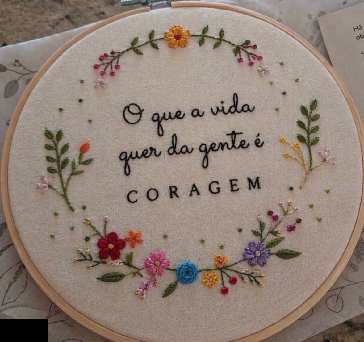 Composição de bastidores artesanais em um ambiente brasileiro