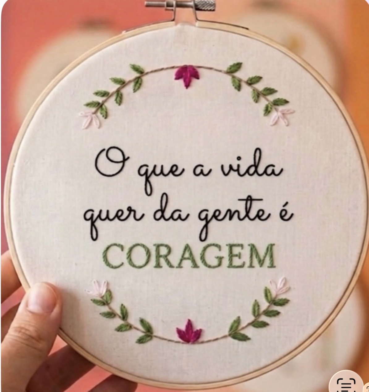 Bastidor bordado com a frase ‘O que a vida quer da gente é coragem’